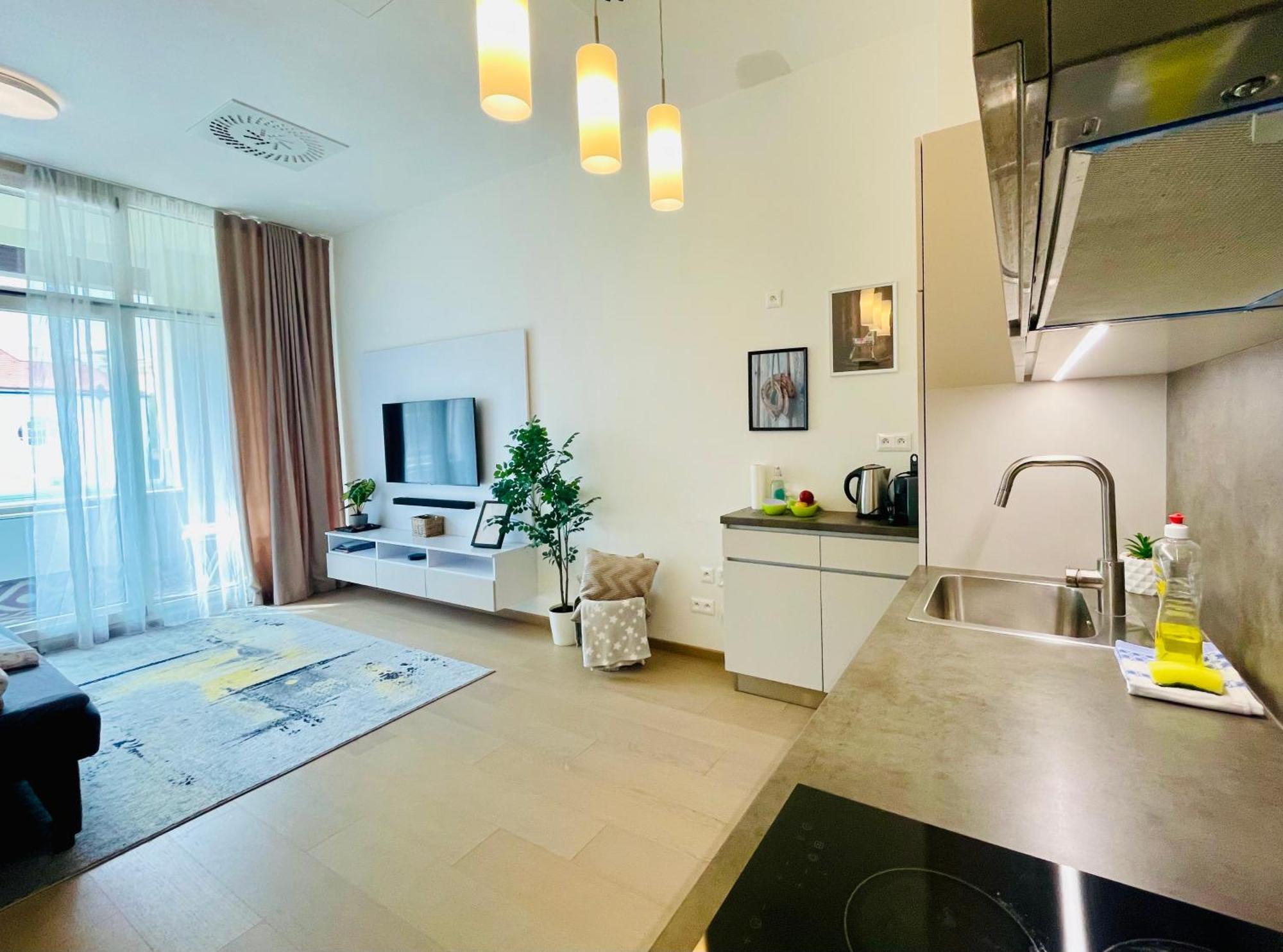 New, Beautiful Apt With Parking In Best Location! Братислава Экстерьер фото